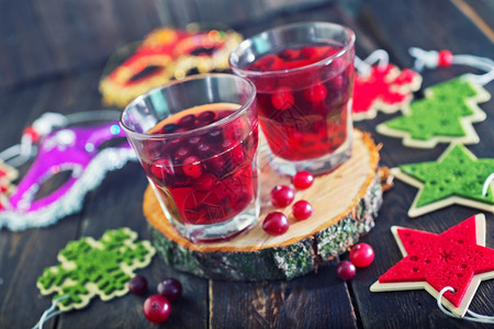 圣诞节在杯子和桌上喝酒图片