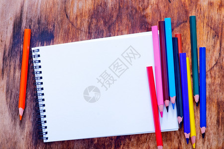 木制桌上的彩色铅笔和记图片