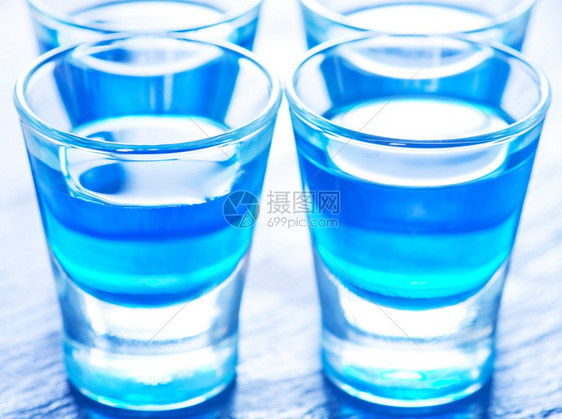 蓝酒饮用小杯子在桌上图片