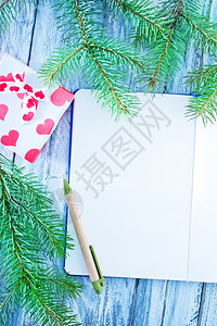 笔记本和圣诞节装饰表格上的笔记本图片