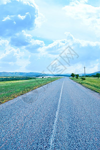 夏季公路和蓝色天空图片