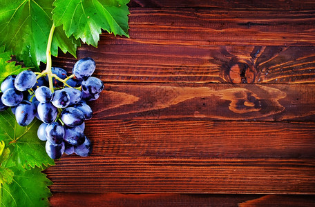 木板上的新葡萄桌子上的新葡萄图片