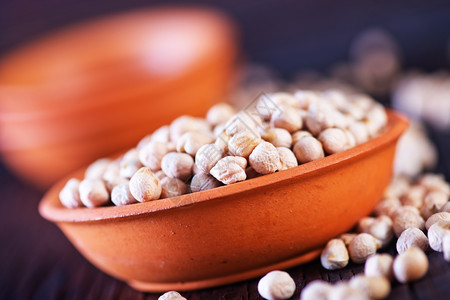 碗里和桌上的鸡豆图片素材