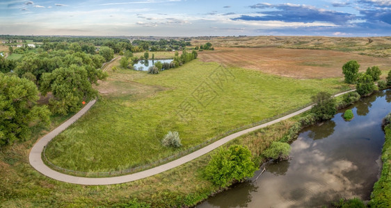 科罗拉多州PoudreRiverTrail熊Windsor的空中全天航道一条在蒂姆纳特和格里利之间长达20多英里的铺面自行车小道图片