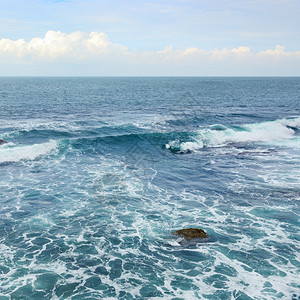 美丽的海洋波浪和蓝天空图片