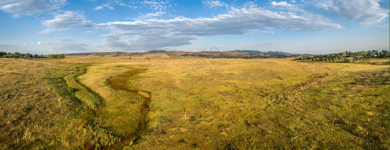 科罗拉多州福特柯林斯堡附近的洛基山脉前线地区脚丘草原的空中航全景日出点燃的夏季风景CathyFrommePraire自然区图片