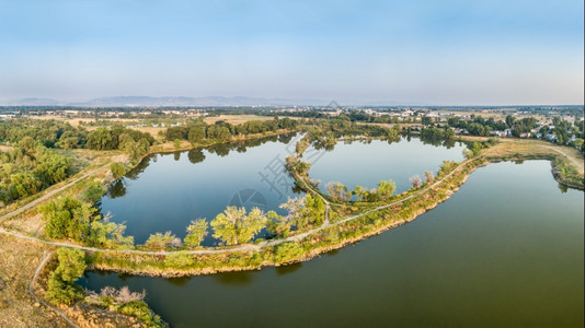 沿Poudre河沿Poudre河从采石场转来娱乐的Colololence堡自然区之一RiverbendPonds的空中全景图片