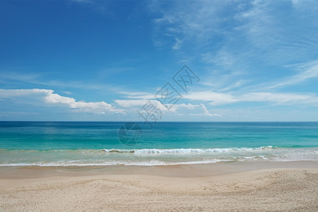 海浪和蓝天空图片