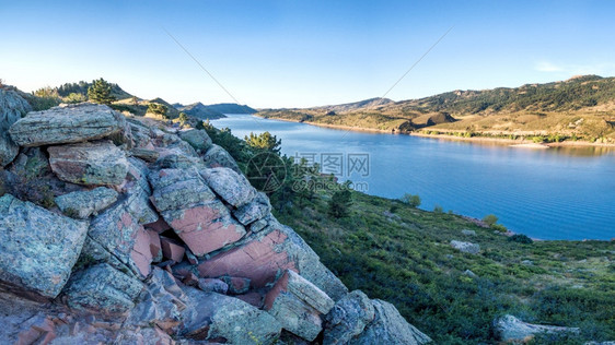 科罗拉多州柯林斯堡附近马牙储藏室南端的空中全天景夏末风前方有岩石悬崖图片