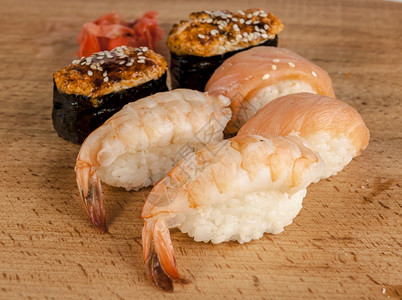 美味的日本新鲜寿司卷配有鲑鱼奶酪加州飞鱼红子酱芥木板上的芥子酱图片