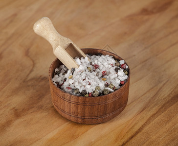 海盐和黑胡椒球大海盐红胡椒和黑放在木罐中小勺放在美丽的盘上图片
