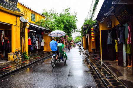 雨天的古城街景图片