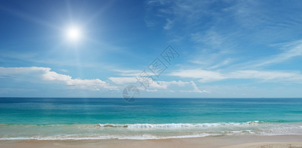 蓝天空中的桑迪沙滩和太阳图片