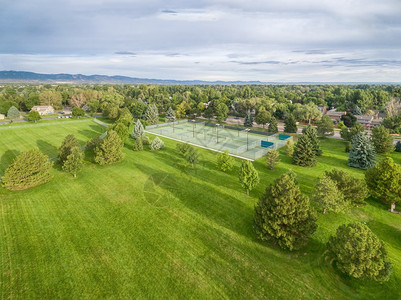 夏季上午科罗拉多州林斯堡一个公园的空中观察有一个大草田和网球场图片
