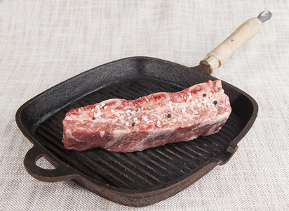 美食肉片牛排香肠在西班牙的一个大烤架上图片