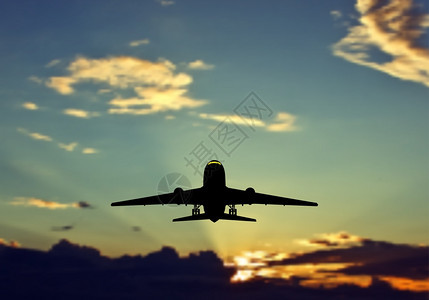喷气客机在日落的模糊天空中环绕光影矢量说明图片