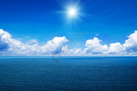 蓝海和天空云图片