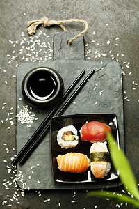 暗古背景的寿司图片