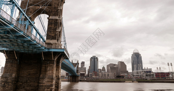 俄亥河正处在洪水阶段因为它经过历史悬浮桥下图片