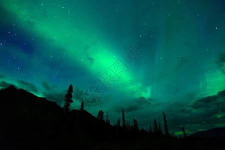 北极光从遥远的阿拉斯加云中浮现出来图片