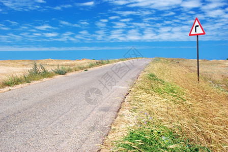 沙漠中的公路和交通标志自然构成图片