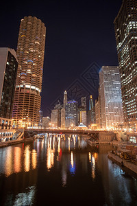 夜幕降临在伊利诺州芝加哥的建筑和上图片