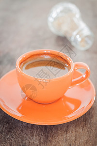 木制桌上的热咖啡股票照片图片