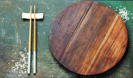 竹木背景的两对筷子图片