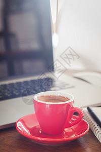 红咖啡杯带笔记本和电脑库存照片图片