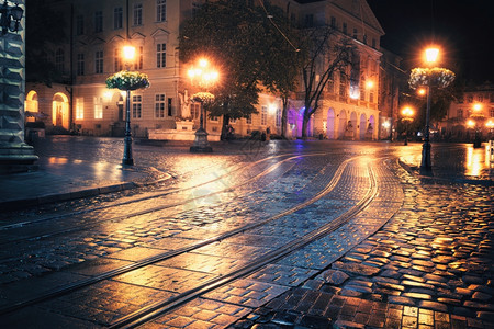 夜晚旧欧洲城市的古老照片图片