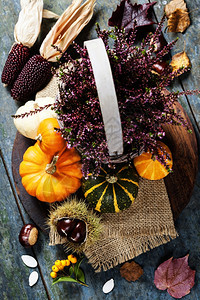 木板上季节水果和蔬菜的秋天概念图片