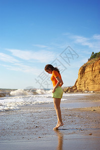 美丽的女孩在海滩上行走图片