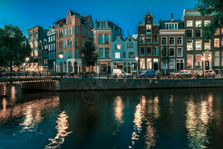 荷兰阿姆斯特丹运河夜间城市景象典型的荷兰码头和桥图片