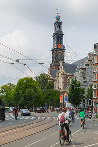 在阿姆斯特丹街靠近荷兰教堂Westerkerk的旁听者运用动模糊效果背景图片