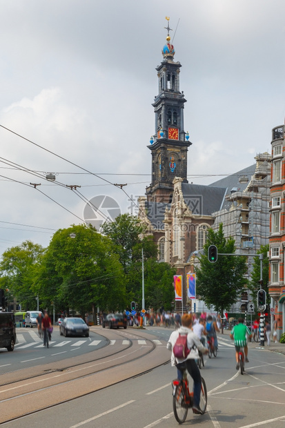 在阿姆斯特丹街靠近荷兰教堂Westerkerk的旁听者运用动模糊效果图片