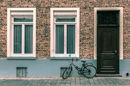 比利时布鲁日街有自行车的景象城市背景图片