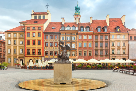 华沙美人鱼Syrenka雕像华沙市象征波兰旧城市场广图片