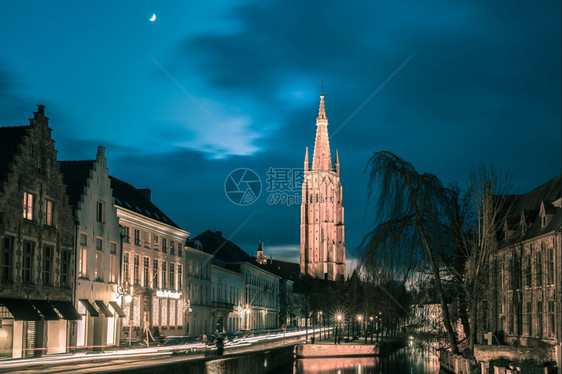 在比利时布鲁日的月光下用中世纪童话运河和觉醒迪杰佛圣母教堂的古典城市风景图片