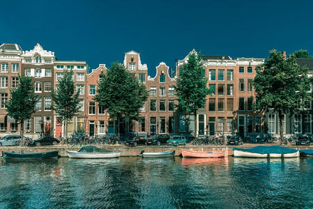 阿姆斯特丹运河和典型房屋船只和自行车的城市景象荷兰图片