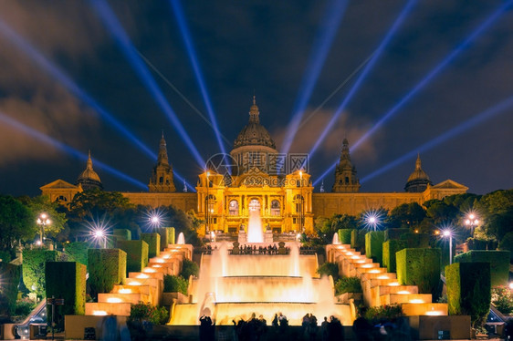 西班牙加泰罗尼亚巴塞那PlacaEspanaya艺术博物馆前著名的光展和神奇喷泉图片