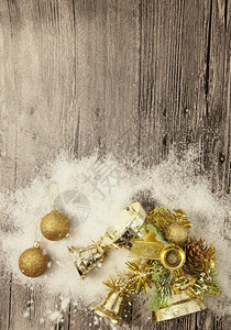 金色的圣诞球雪冬季和星在木制背景图片