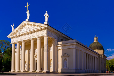 圣斯坦尼劳大教堂和圣弗拉迪斯夫大教堂晚上在立陶宛维尔纽斯波罗的海图片
