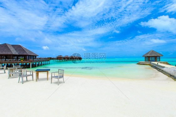 马尔代夫海滩棕榈树和蓝环礁湖很少图片