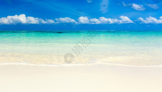 马尔代夫海滩和蓝色环礁湖图片