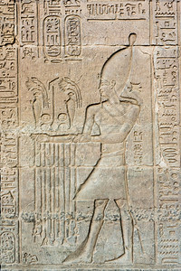 雕刻在石头上的古老象形文字埃及寺庙墙的详情图片