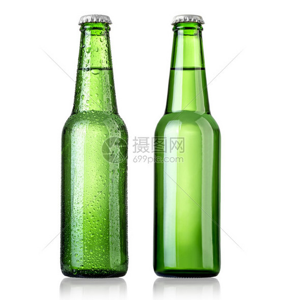 在一个绿色瓶子啤酒孤立在白色背景上图片