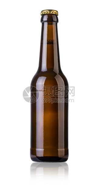 白色背景的全棕啤酒瓶有剪切路径图片