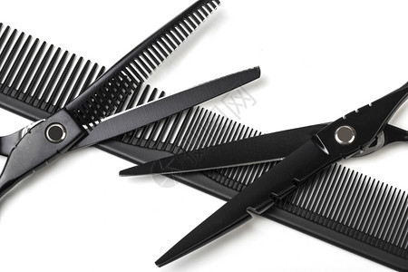 剪刀用于理发师操作和白色背景的梳子图片