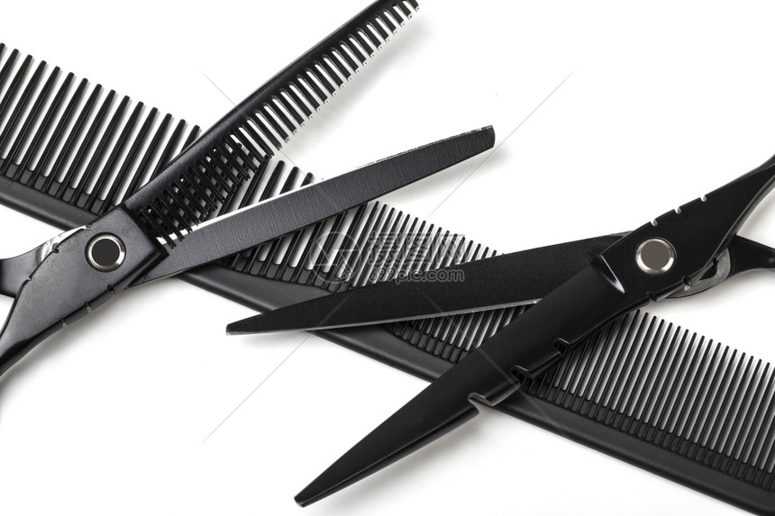 剪刀用于理发师操作和白色背景的梳子高清图片下载-正版图片304128022