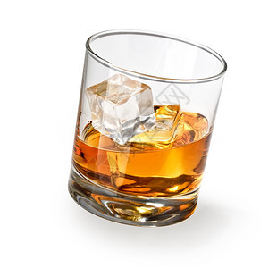 一杯威士忌和白底冰图片